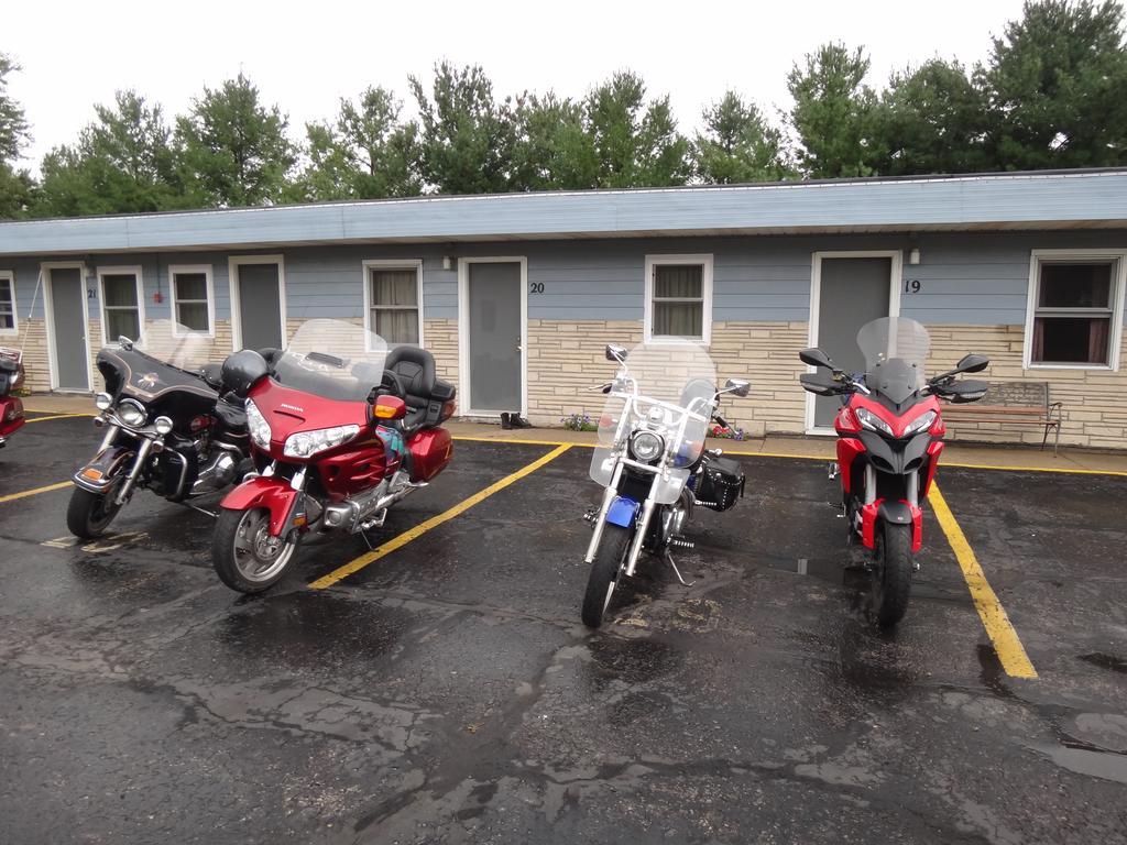 Pine Ridge Motel Dodgeville Exterior photo