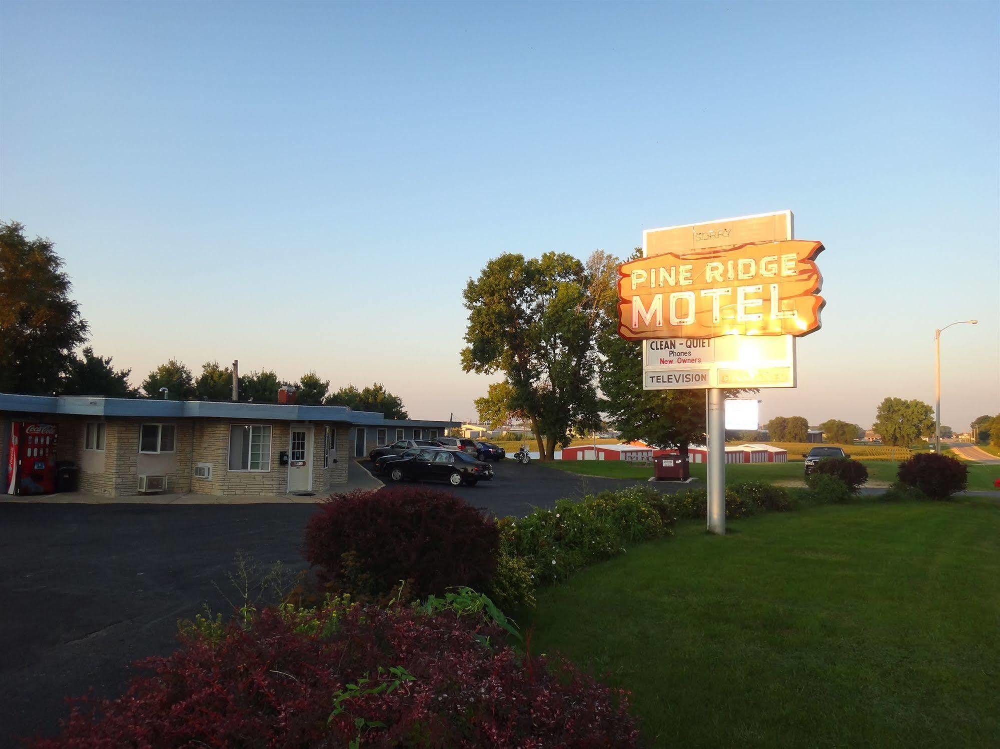 Pine Ridge Motel Dodgeville Exterior photo