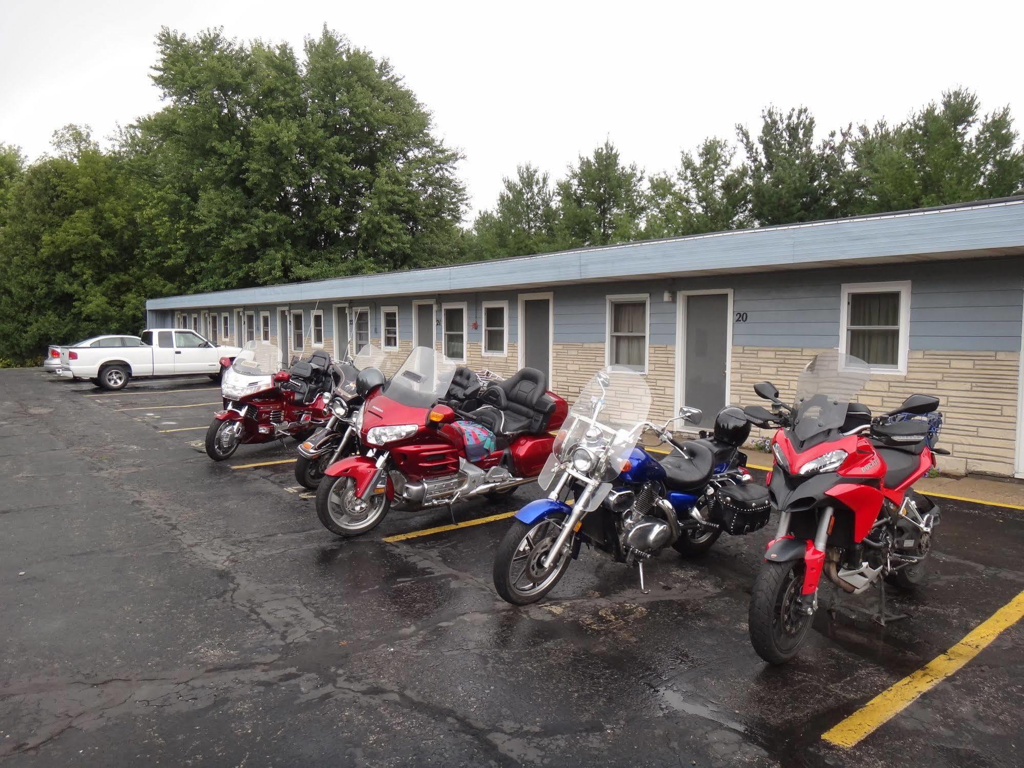 Pine Ridge Motel Dodgeville Exterior photo