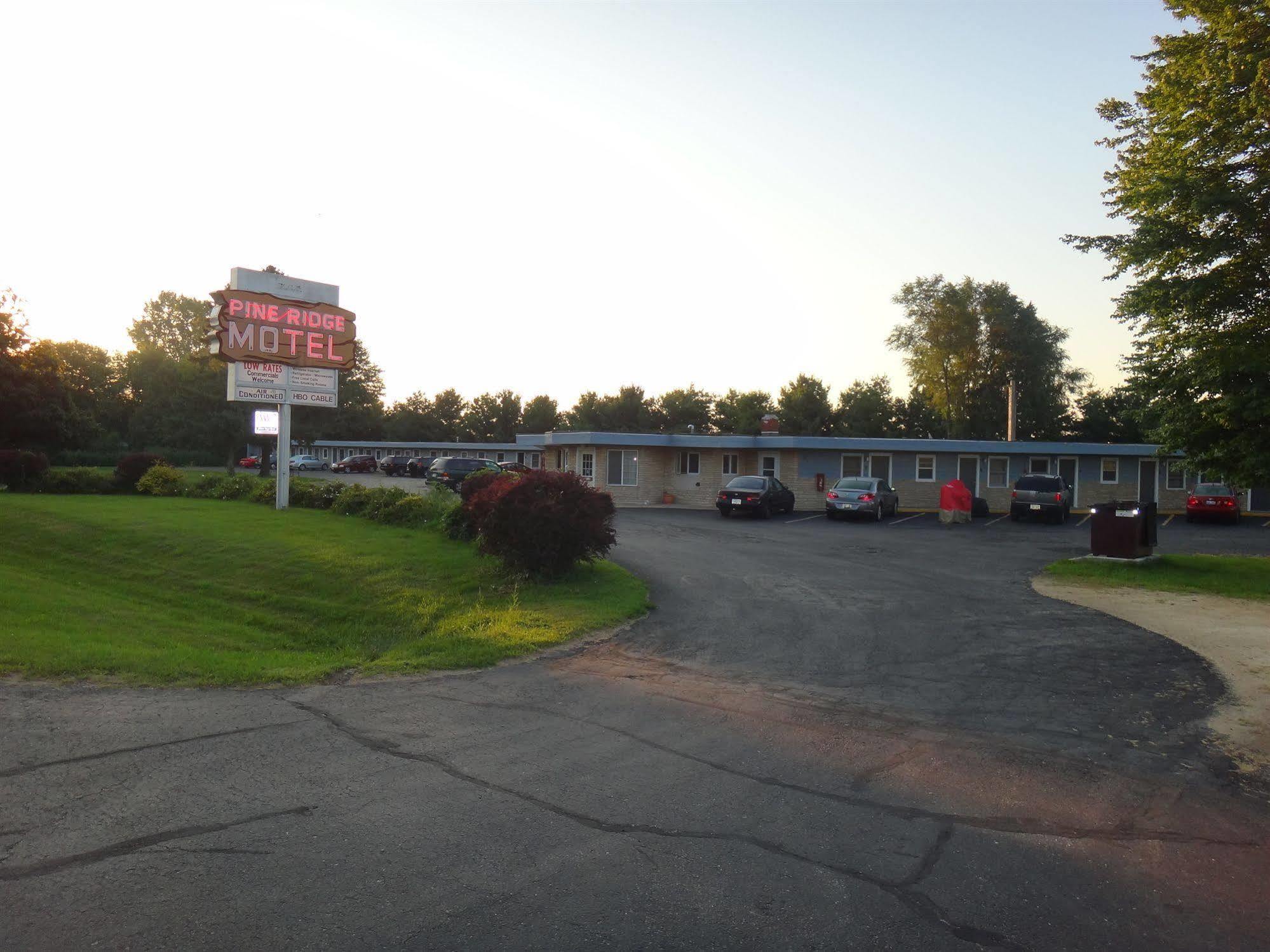 Pine Ridge Motel Dodgeville Exterior photo