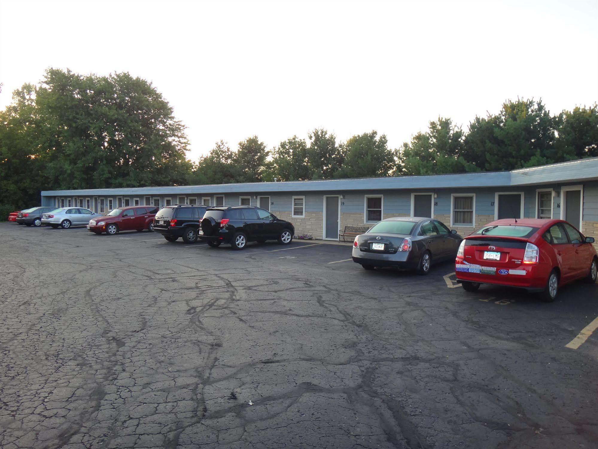 Pine Ridge Motel Dodgeville Exterior photo